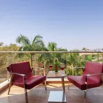 Stayvista\'S White Pebbles - A Villa With Theater Room & Swimming Pool