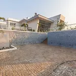 Stayvista\'S White Pebbles - A Villa With Theater Room & Swimming Pool