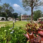 Stayvista\'S Shantam House - Dive Into Relaxation With A Pool And Tennis Lawn