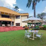 Stayvista\'S Shantam House - Dive Into Relaxation With A Pool And Tennis Lawn