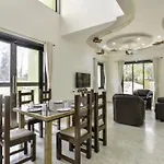 Empyrean Stays Ll Bobby Villa Ll 2Bhk Ll Ac Ll Pool Ll