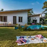 Saffronstays Roselle, Malavli - Pet-Friendly Pool Villa With Modern Interiors