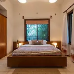 Stayvista\'S Gulmohar Gardens - Mountain Nestled Villa With Outdoor Heated Pool, Cozy Gazebo & Games Room
