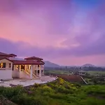 Colonial Villa Pet Friendly 3 Bhk With Outstanding Views