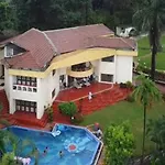 Stayvista\'S Shantam House - Dive Into Relaxation With A Pool And Tennis Lawn