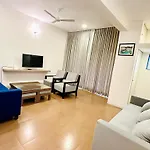 Cozy Stays- Trackside Villa