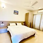 Cozy Stays- Trackside Villa