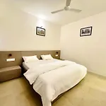 Cozy Stays- Trackside Villa