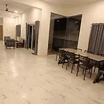 24 Queens Villa