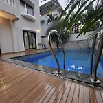 The Perfect Stays Para Disco Big Pool Cricket Turf Villa