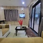 The Perfect Stays Para Disco Big Pool Cricket Turf Villa