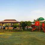 Stayvista At Seraphine With Home Theatre, Jacuzzi & Pvt Pool