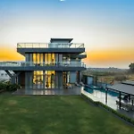 Stayvista At Seraphine With Home Theatre, Jacuzzi & Pvt Pool