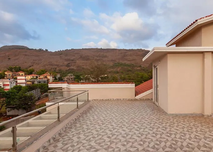 Stayvista\'S Lazy Daze With Pool And Mountain Views