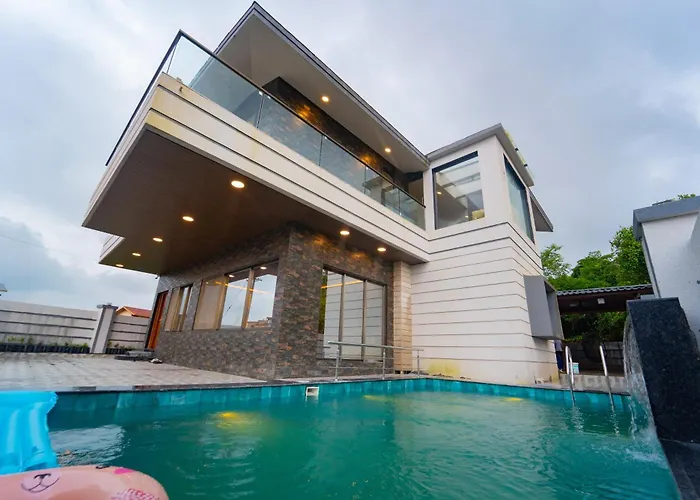 Royal Cabana Lonavla - 6Bhk Luxury Villa With Heated Pool And Turf
