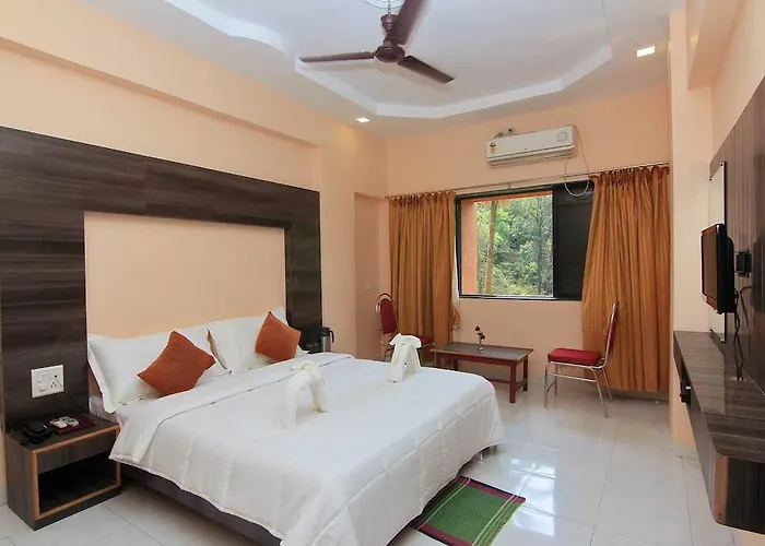 Fabhotel Royal Park