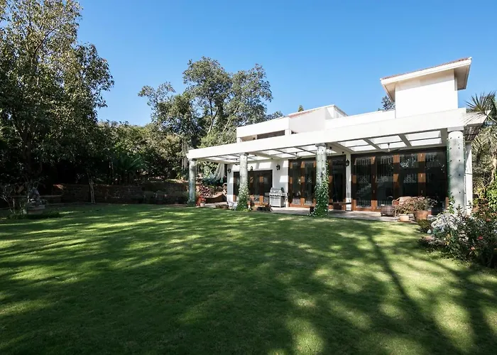 Stayvista\'S Shiraz Villa - Where Fitness Meets Fun With A Gym And Pool Table