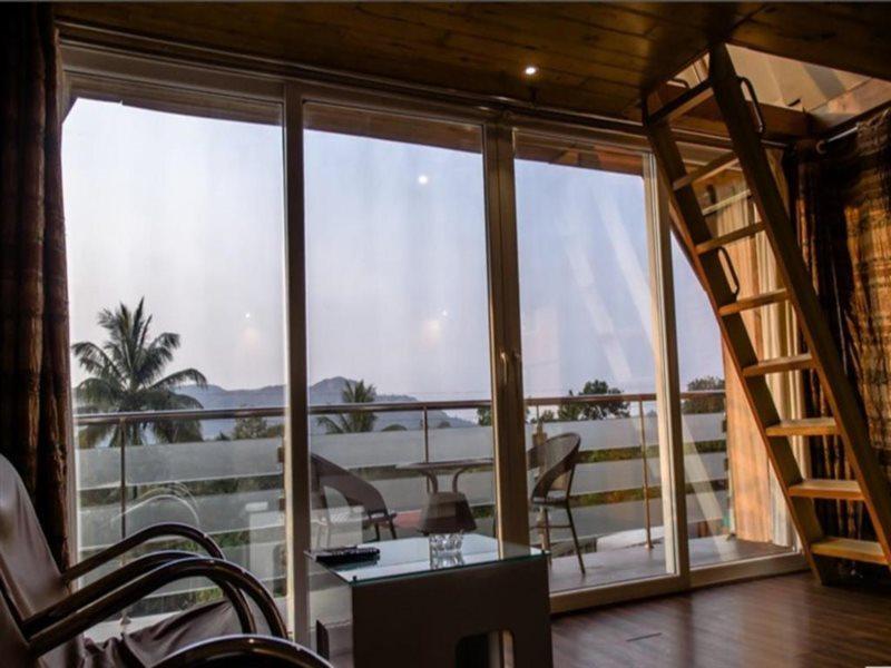 Resort Rumourss Sky & 3*