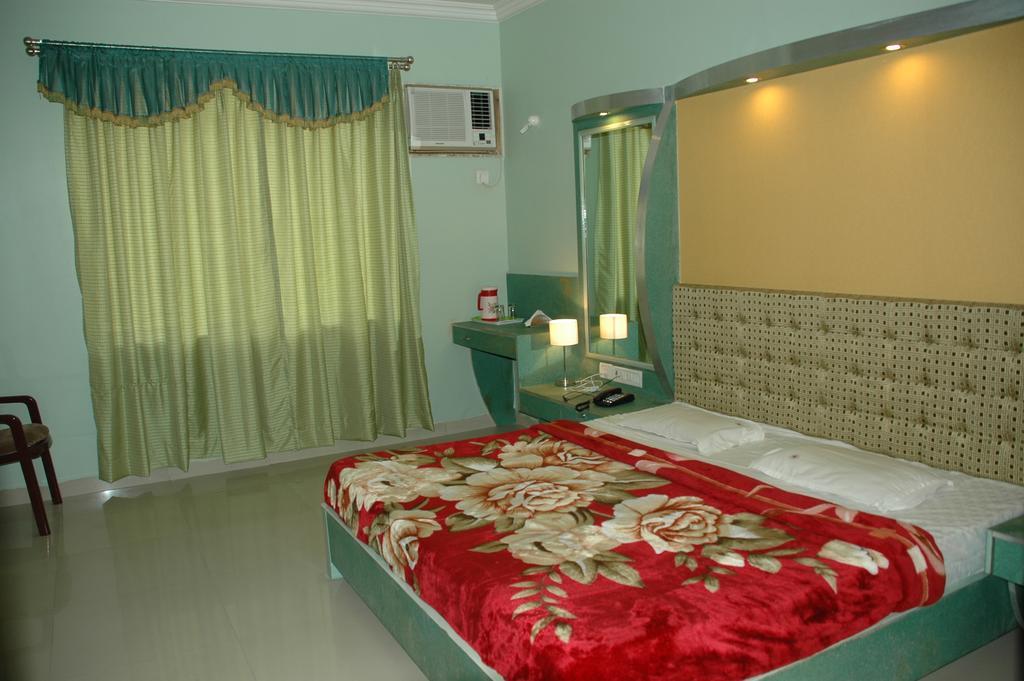 Hotel Sai Moreshwar 2*