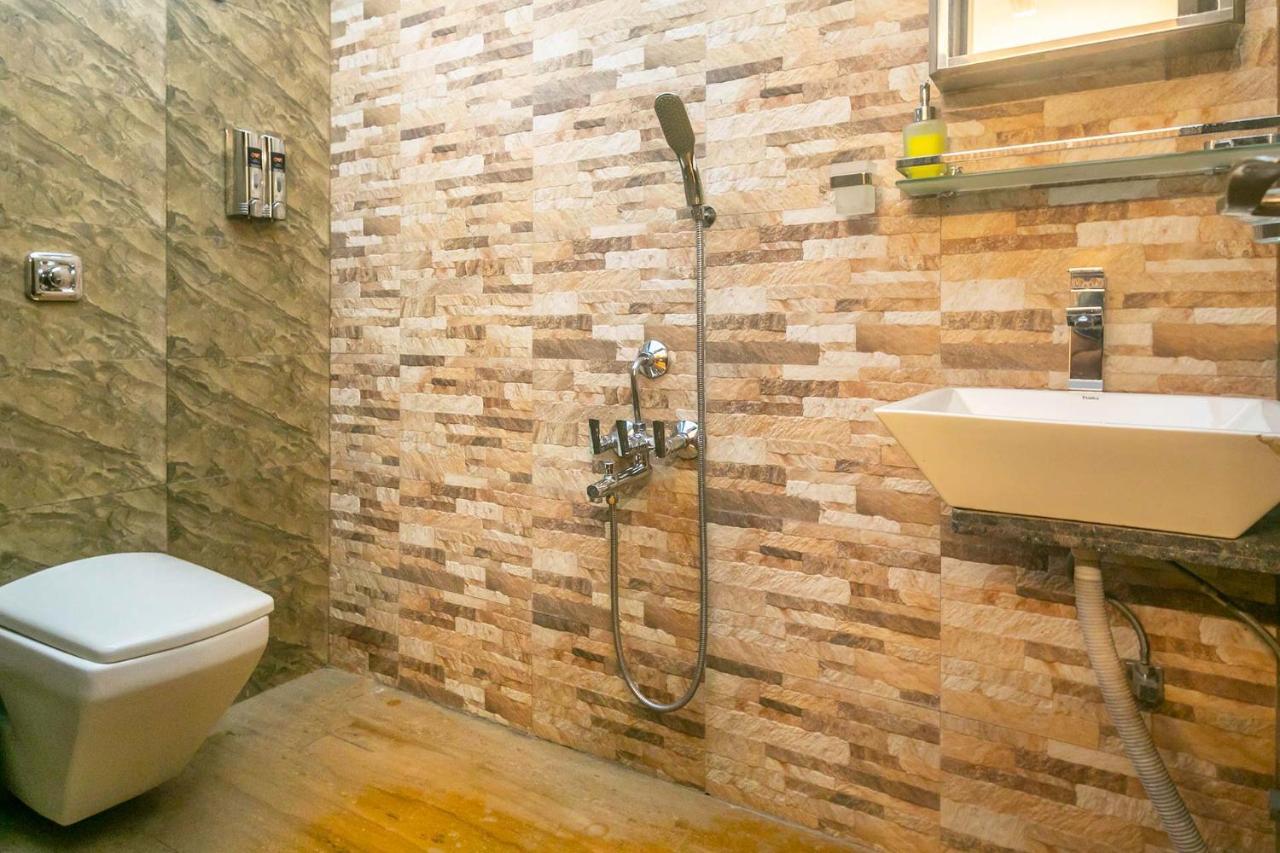 Villa Stayvista's Vyoman - Experience A Valley View, Lush Lawn, Spa, And Yoga Retreat *