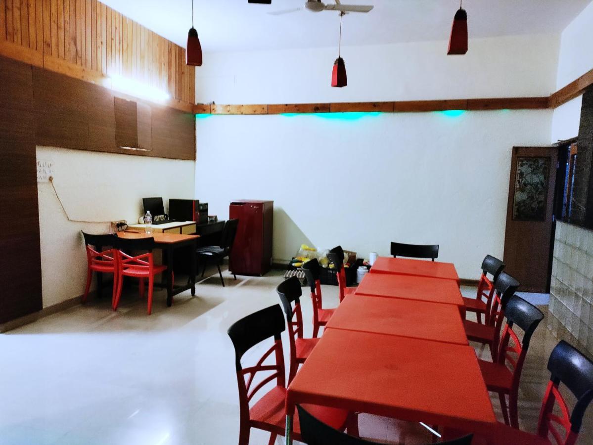 Lions Den Hotel 3*
