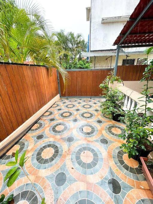 Villa Corner House, By Meheru-4 Bhk With Pool *