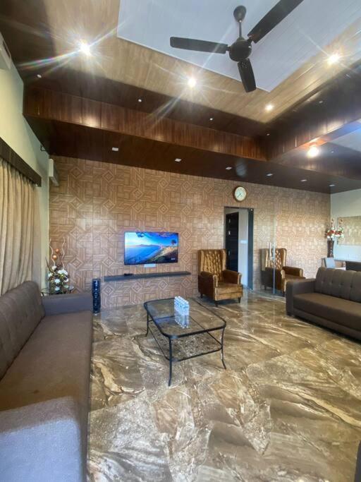 Villa Mount 5 Bhk Luxurious With Private Pool And Full Size Cricket Football Turf Lonavala