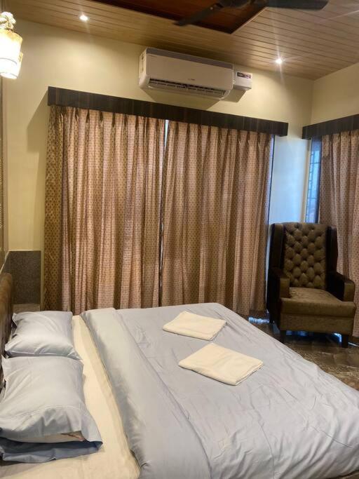 Mount 5 Bhk Luxurious With Private Pool And Full Size Cricket Football Turf Lonavala