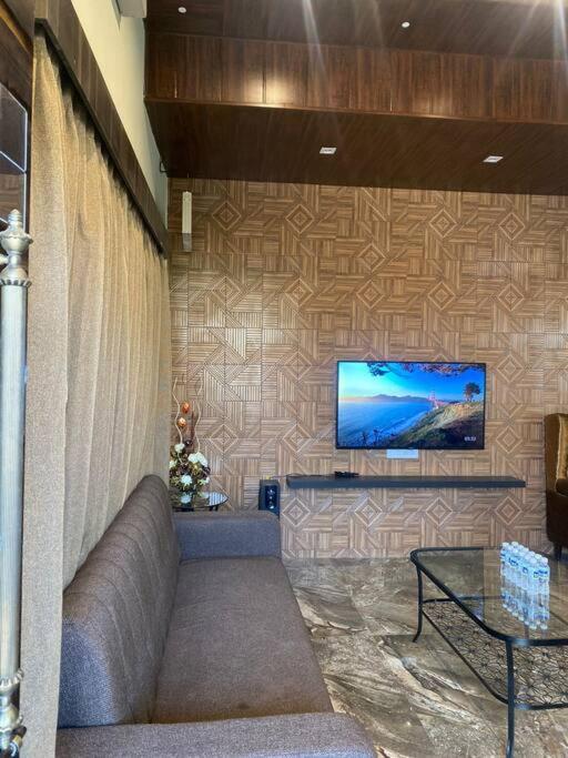 Mount 5 Bhk Luxurious With Private Pool And Full Size Cricket Football Turf *