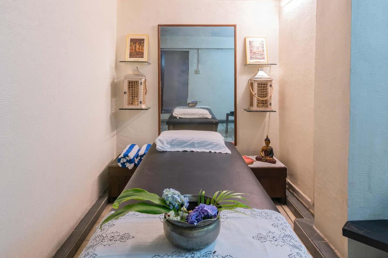 Stayvista's Shantam House - Dive Into Relaxation With A Pool And Tennis Lawn * Lonavala