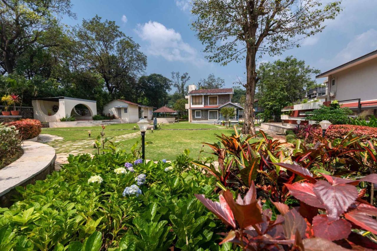 Stayvista's Shantam House - Dive Into Relaxation With A Pool And Tennis Lawn Villa *