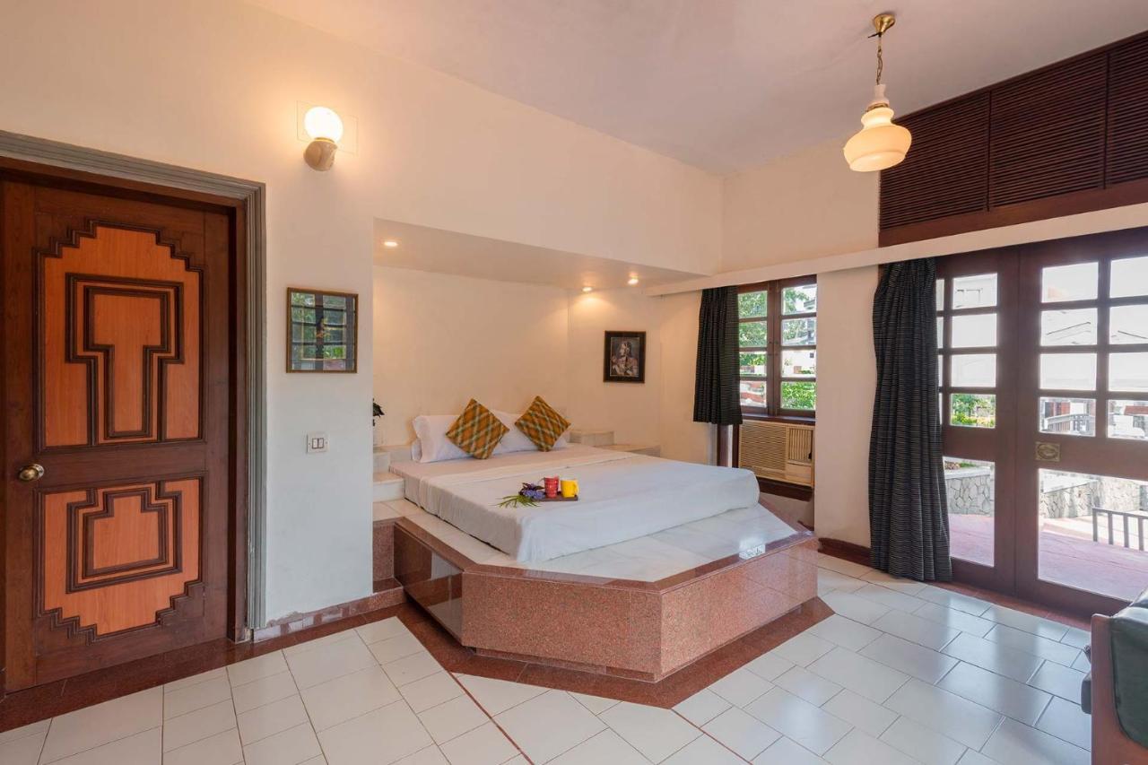 Stayvista's Shantam House - Dive Into Relaxation With A Pool And Tennis Lawn *