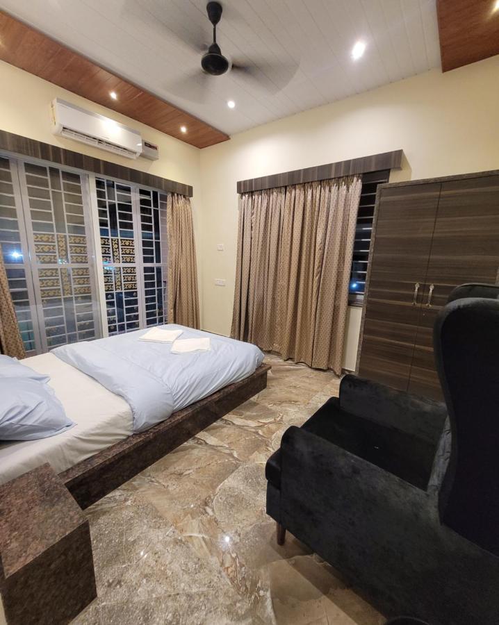 Mount 5 Bhk Luxurious With Private Pool And Full Size Cricket Football Turf Villa *