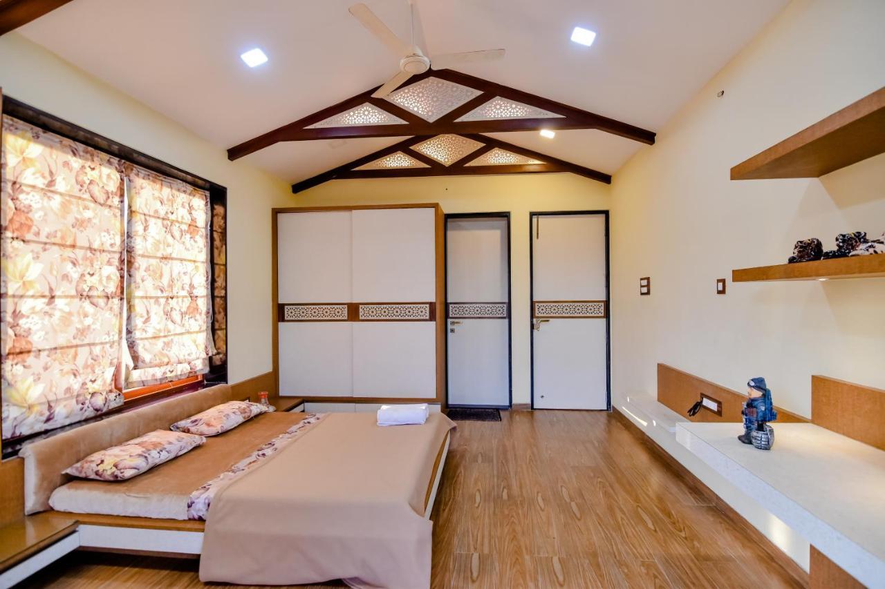 Lifeline Villas - Luxurious Taraangan 4bhk With Biggest Pool In *