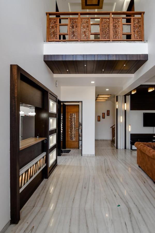 Lifeline Villas - Luxurious Taraangan 4bhk With Biggest Pool In *