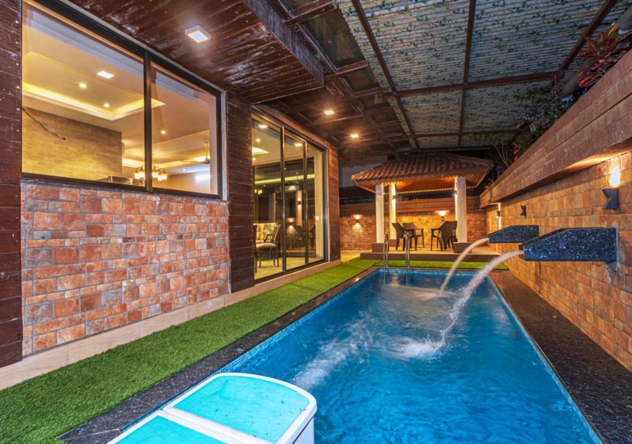 Villa Saffronstays Ebony, *