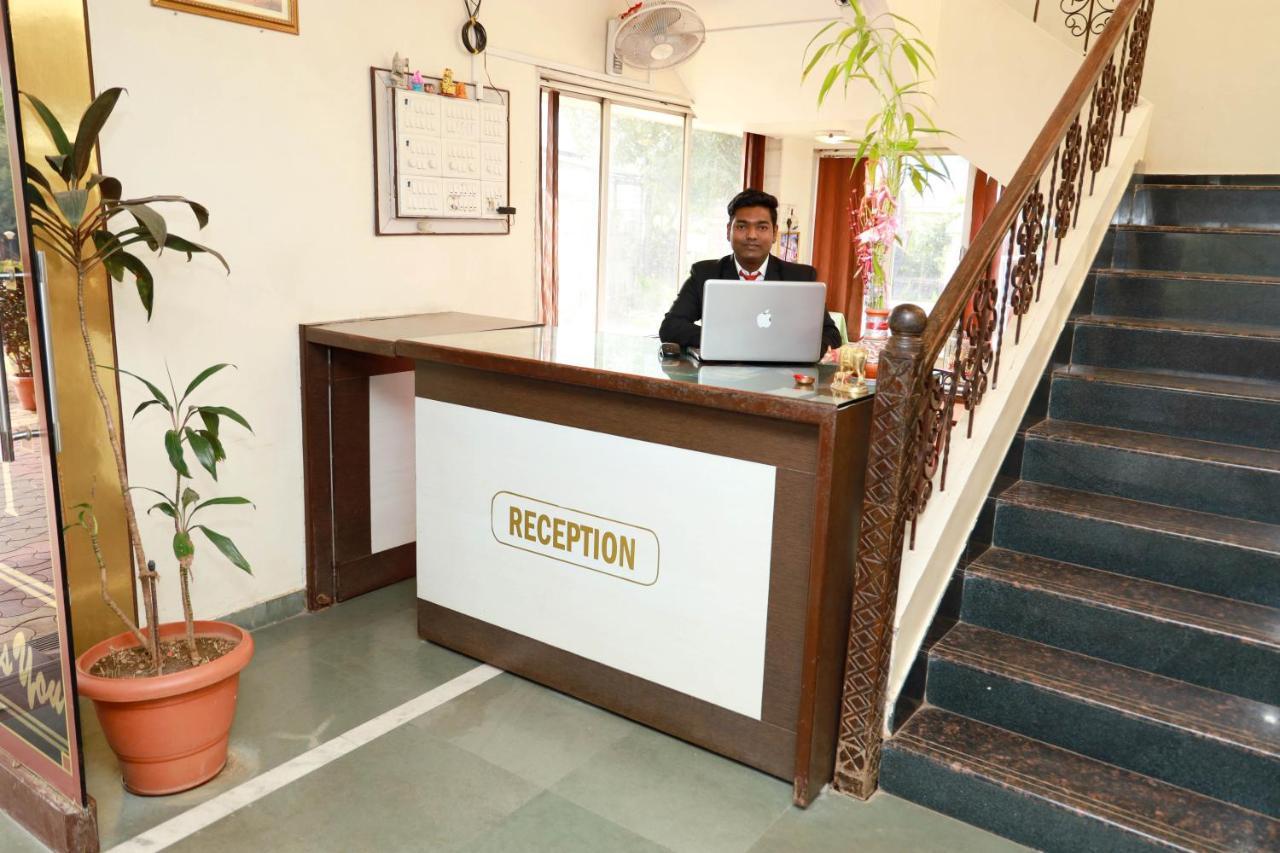 Manik Moti Hotel *