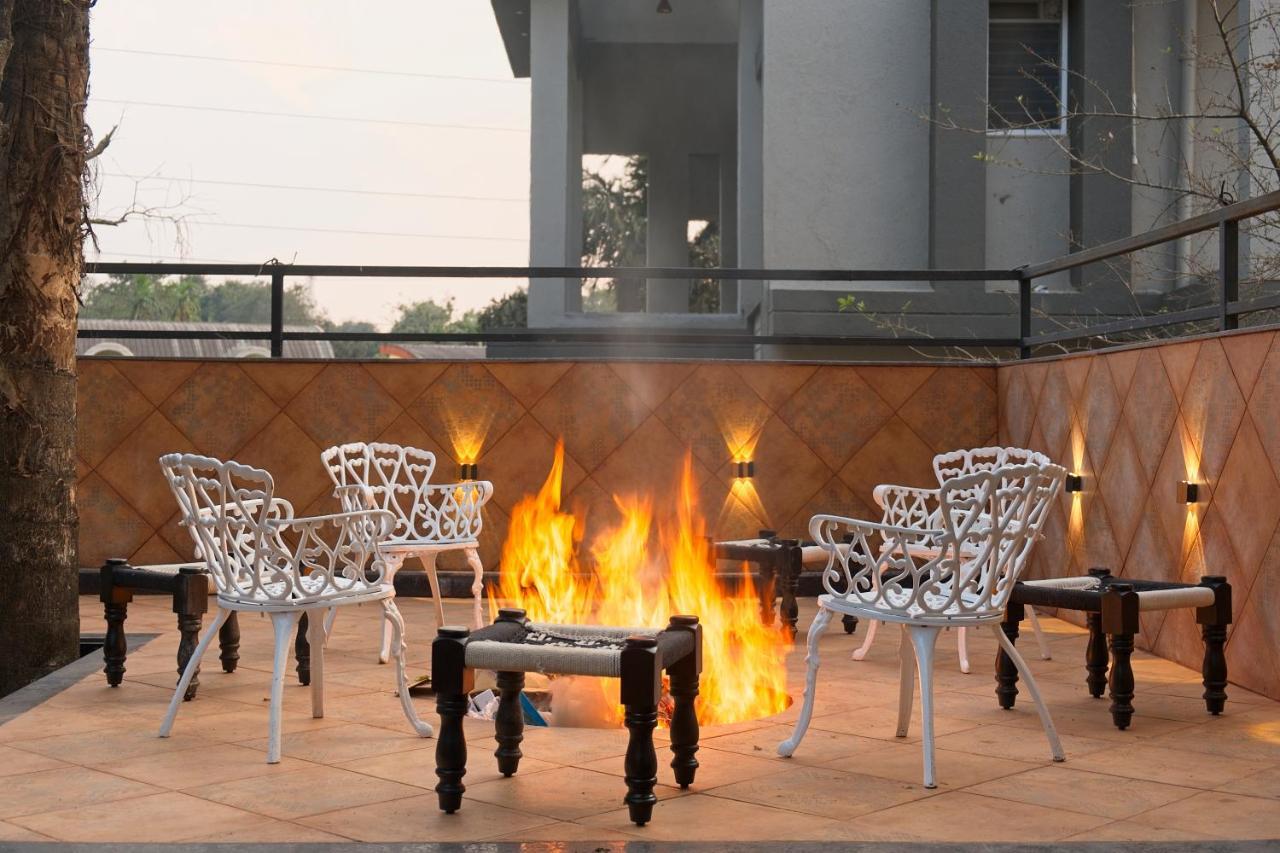 Saffronstays The Fusion, - Pool With Hip Interiors And Indoor Games *
