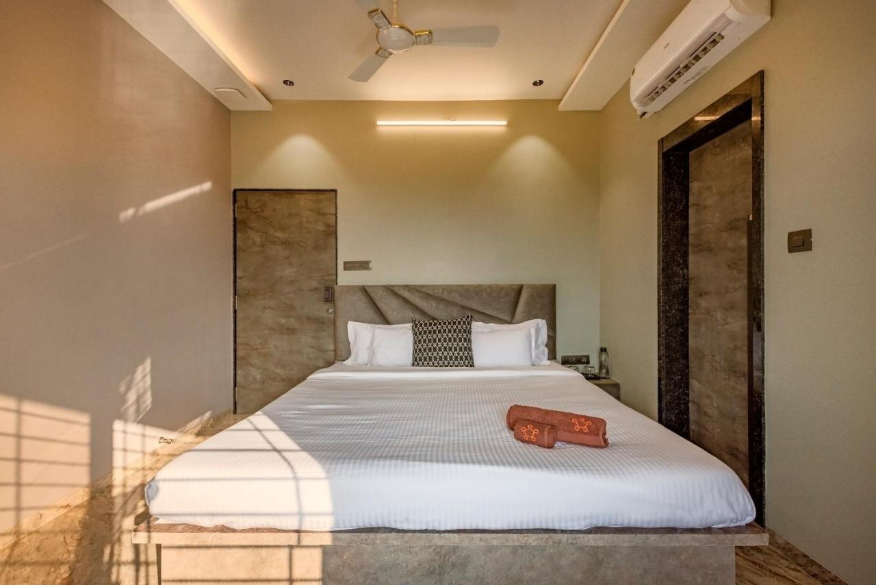 Saffronstays Heavone Penta, Lonavala
