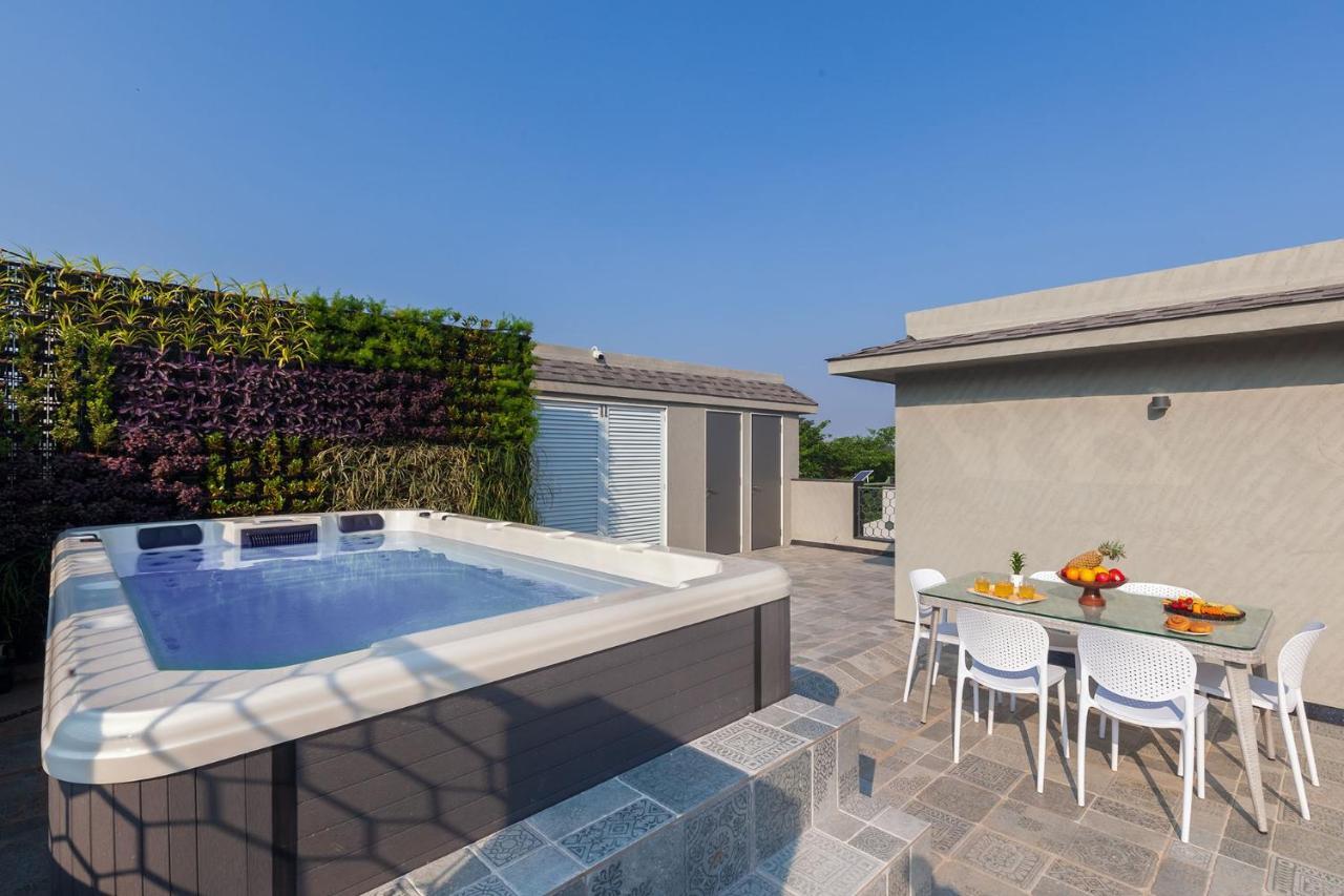 Stayvista's Le Sutra Great Escapes - Udaan - Artistic Rooms, Terrace Jacuzzi With Scenic View Villa Lonavala