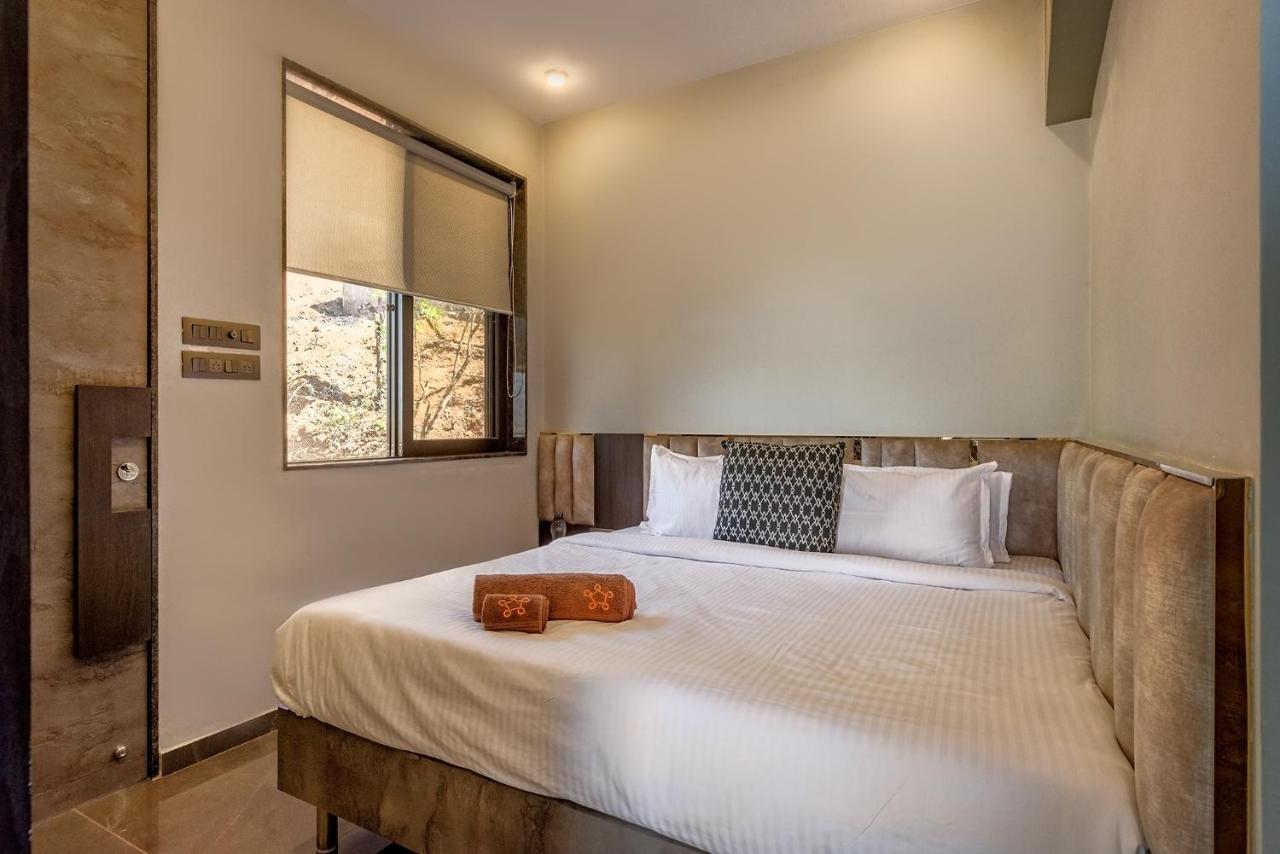 Saffronstays Heavone Trio, Lonavala
