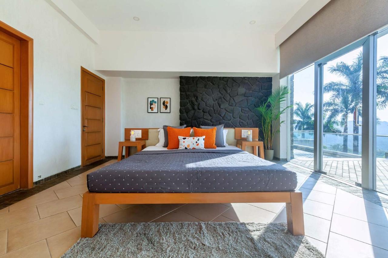 Stayvista's Emerald Acres: Luxury Retreat With Heated Pool & Scenic Views Villa Lonavala