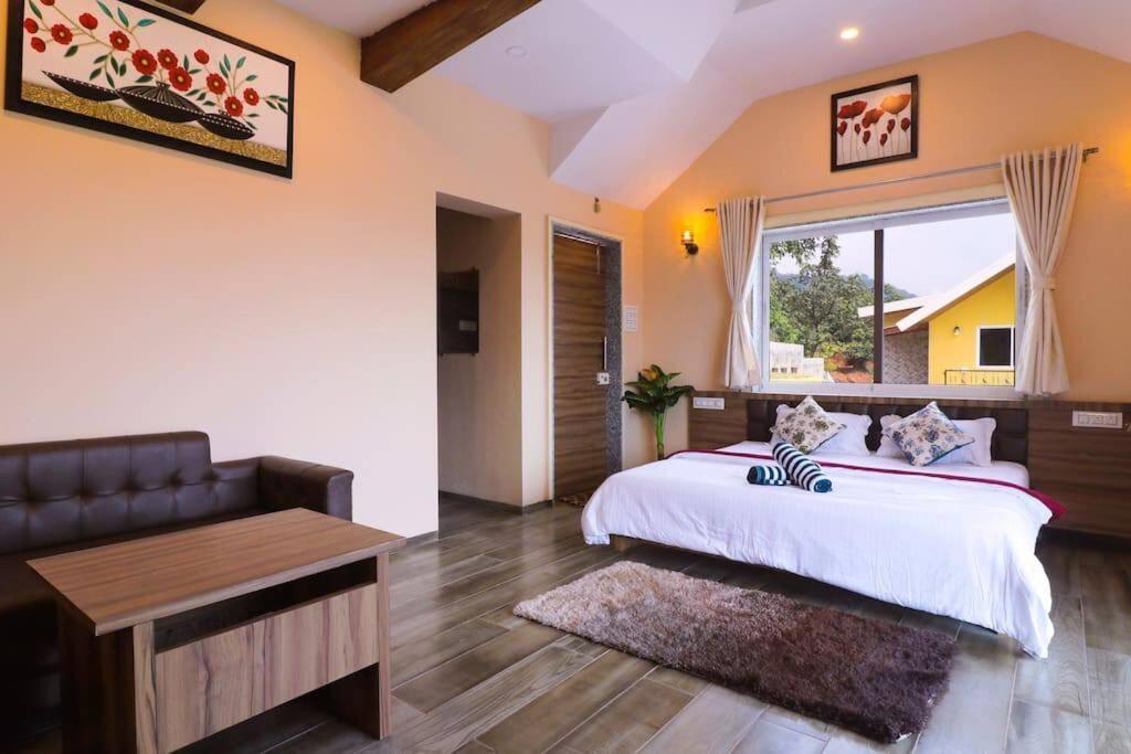 Villa Leisurely Casa By The Hills 4bhk, Pawna *