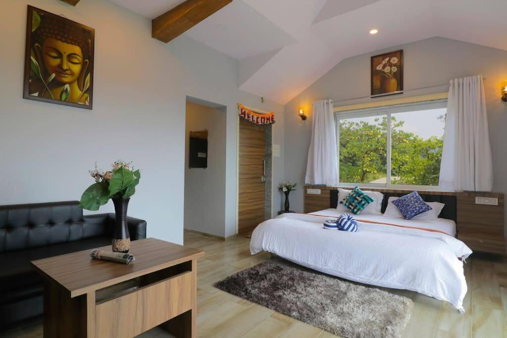 Villa Leisurely Casa By The Hills 4bhk, Pawna *