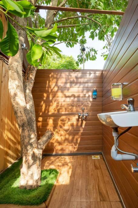 Villa Leisurely Lakeview Treescape, Pawna