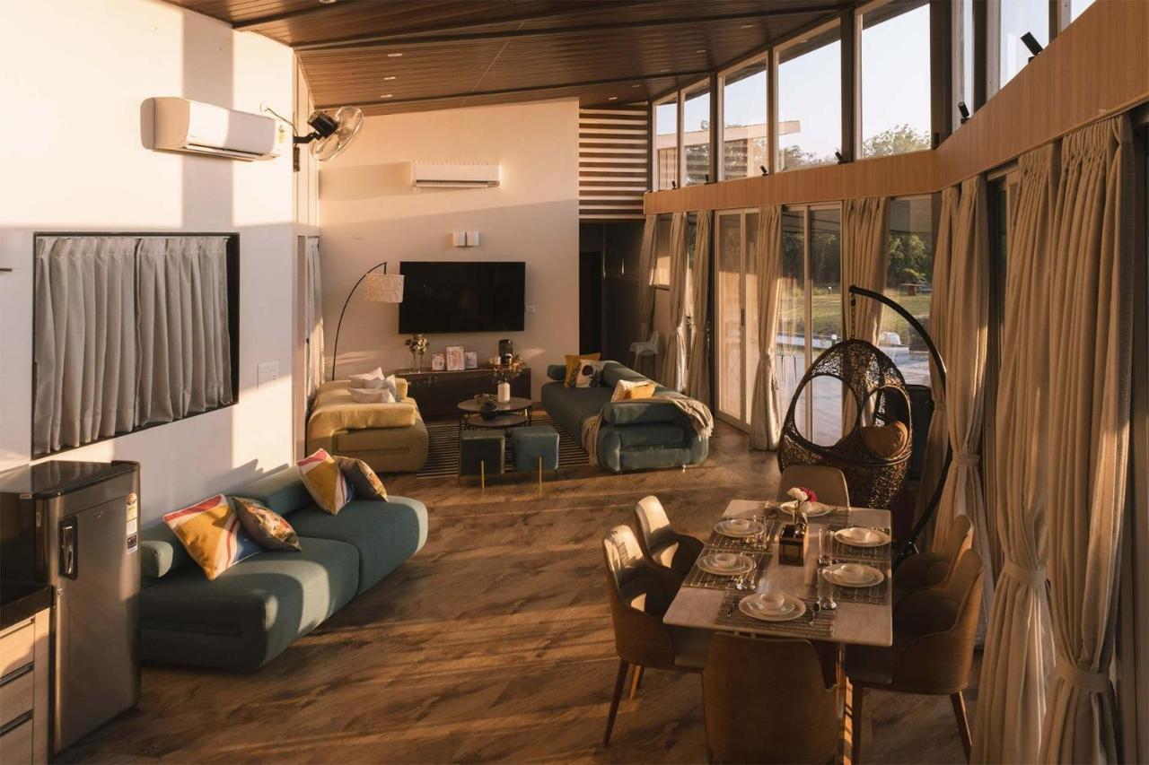 Bel Air Mansion: Tranquil Oasis With Deck, Gazebo & Amphitheatre Villa *