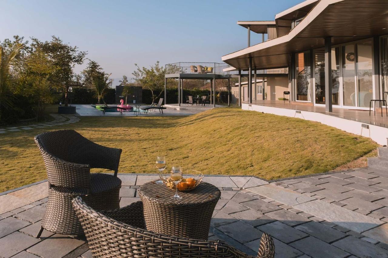 Bel Air Mansion: Tranquil Oasis With Deck, Gazebo & Amphitheatre Villa