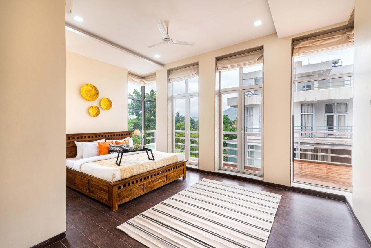 Sierra Skies: Mountain-view With Rooftop Pool & Gym * Lonavala