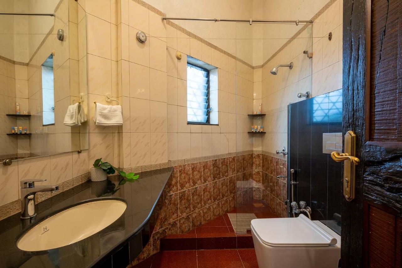 Villa Stayvista's Gulmohar Gardens: Mountain With Heated Pool & Games Lonavala