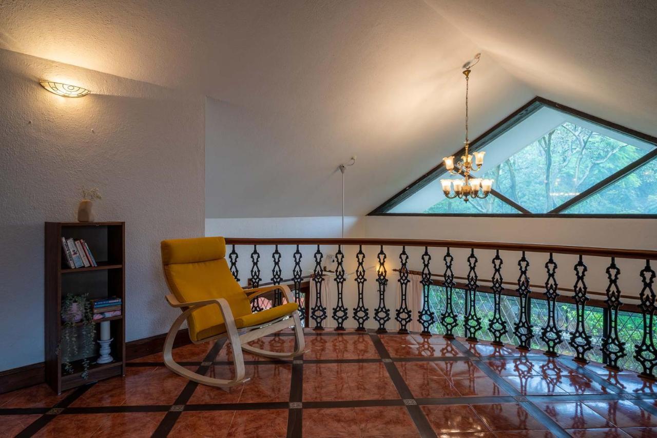 Stayvista's Gulmohar Gardens: Mountain With Heated Pool & Games Villa Lonavala